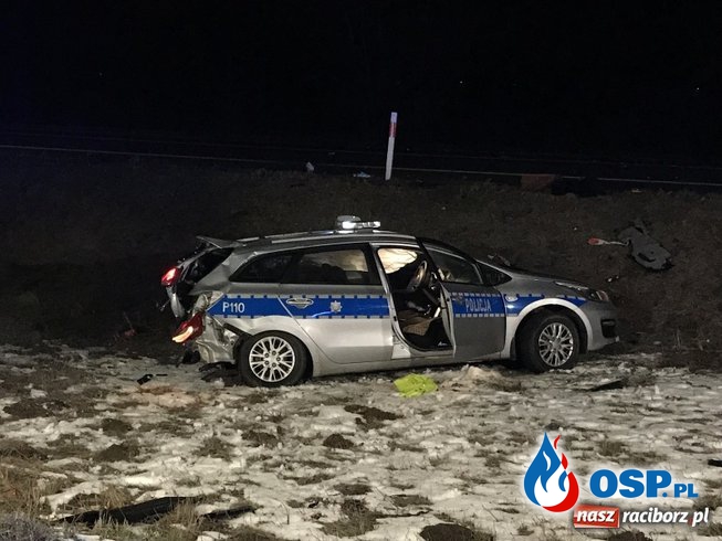 Radiowóz dachował po zderzeniu. Dwóch policjantów w szpitalu. OSP Ochotnicza Straż Pożarna