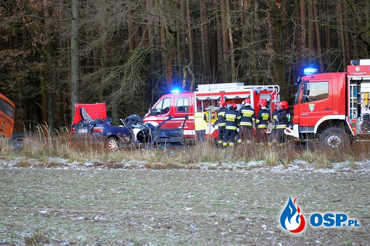 Wypadek BMW i autobusu szkolnego. Nie żyje 24-letni kierowca osobówki. OSP Ochotnicza Straż Pożarna