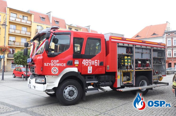 OSP Szybowice z nowym wozem. Renault przekazano strażakom na prudnickim rynku. OSP Ochotnicza Straż Pożarna
