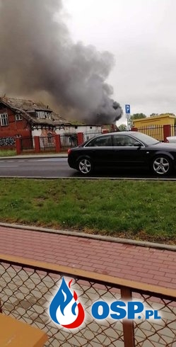 Pożar w warsztacie. Spłonęły samochody, właściciel w szpitalu. OSP Ochotnicza Straż Pożarna