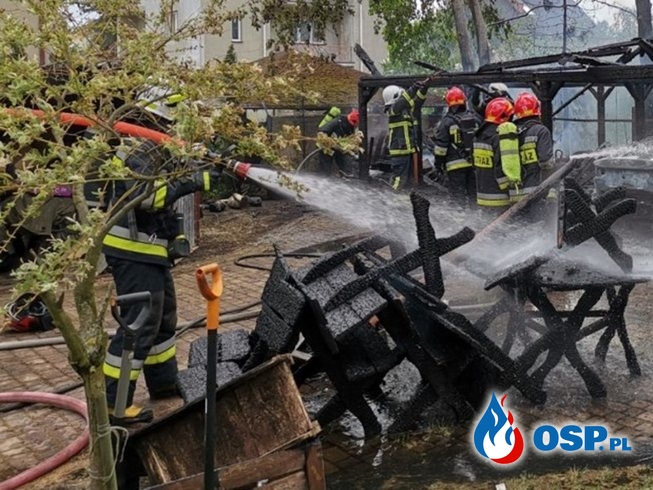 Spłonął samochód i drewniana wiata. 6 zastępów strażaków w akcji. OSP Ochotnicza Straż Pożarna
