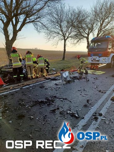 „Zmienił pas i wjechał pod jadącą ciężarówkę". Tragiczny wypadek na DK 10. OSP Ochotnicza Straż Pożarna