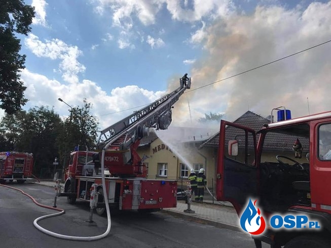 Pożar przychodni w Praszce. W akcji kilkanaście zastępów strażaków. OSP Ochotnicza Straż Pożarna