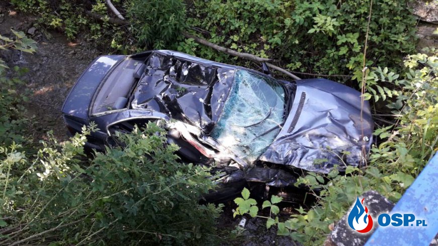 BMW wpadło do potoku. 21-latek zginął na miejscu. OSP Ochotnicza Straż Pożarna