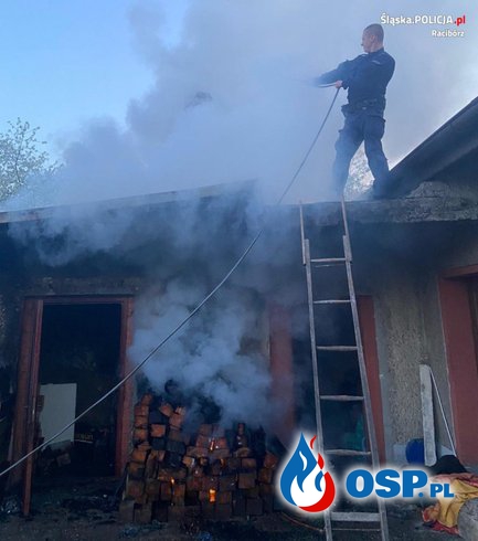 Policjanci zapobiegli tragedii. Gasili pożar wężem ogrodowym, w domu obok spał ojciec z córką. OSP Ochotnicza Straż Pożarna