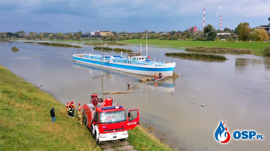 Połamane drzewo zagrażało zerwaniem 450-tonowej barki w Opolu. OSP Ochotnicza Straż Pożarna