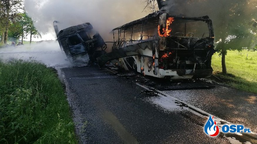 Autobus i ciężarówka zapaliły się po zderzeniu w Cieszętach na drodze wojewódzkiej nr 507! OSP Ochotnicza Straż Pożarna