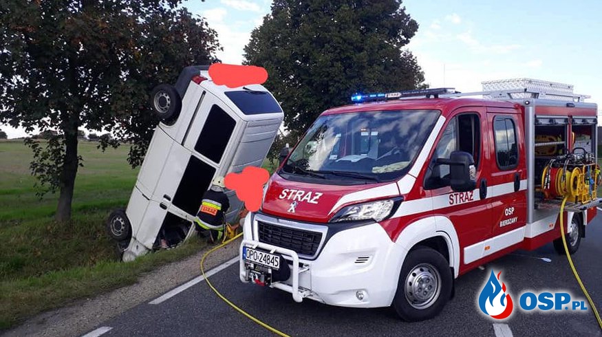 Groźny wypadek w Bierdzanach. Bus dachował i stanął dęba. OSP Ochotnicza Straż Pożarna