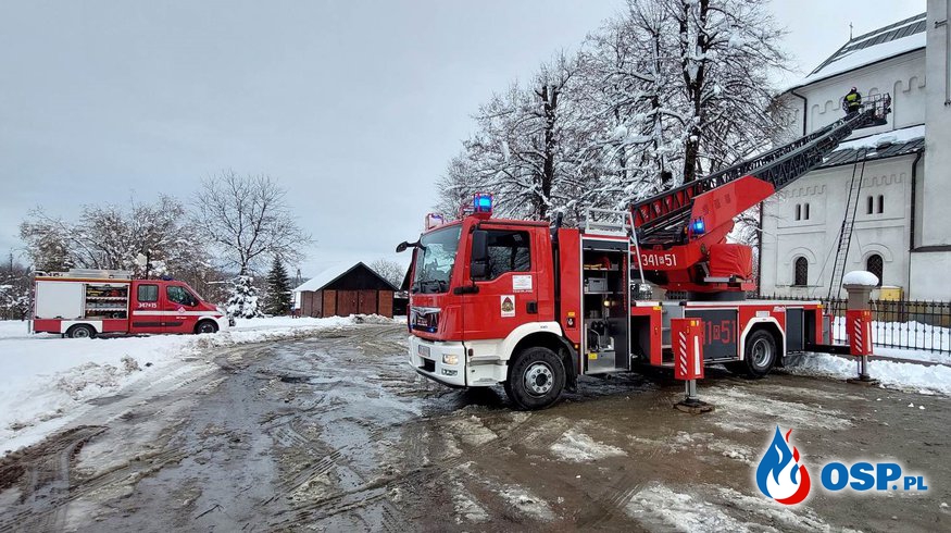Śnieg uszkodził element dachu OSP Ochotnicza Straż Pożarna