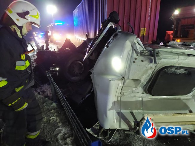 Kabina ciężarówki spadła na drogę po zderzeniu. Groźny wypadek na A1. OSP Ochotnicza Straż Pożarna
