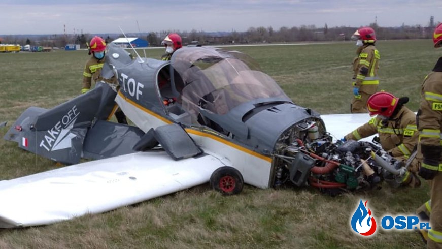 Wypadek samolotu w Gliwicach. Awionetka koziołkowała podczas lądowania. OSP Ochotnicza Straż Pożarna