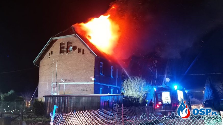 Groźny pożar budynku w gminie Dywity. 7 rodzin straciło dach nad głową. OSP Ochotnicza Straż Pożarna
