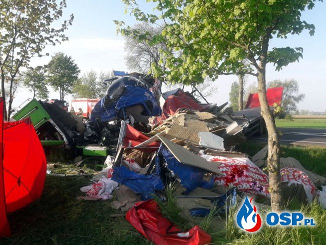 W ciężarówce pękła opona, doszło do tragicznego wypadku. Nie żyje 45-letni kierowca. OSP Ochotnicza Straż Pożarna