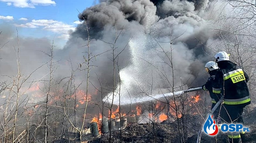 Groźny pożar odpadów chemicznych. W akcji ponad 30 zastępów strażaków. OSP Ochotnicza Straż Pożarna