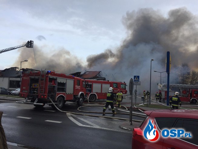 Ogromny pożar Lidla w Wadowicach. Zawalił się dach. OSP Ochotnicza Straż Pożarna
