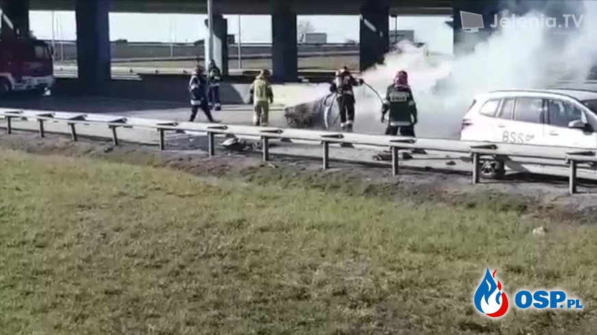 Jedna osoba spłonęła w samochodzie po zderzeniu BMW i fiata na autostradzie. OSP Ochotnicza Straż Pożarna