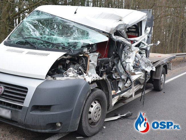 Zderzenie dostawczaka z ciężarówką na trasie Kościerzyna - Łubiana. OSP Ochotnicza Straż Pożarna
