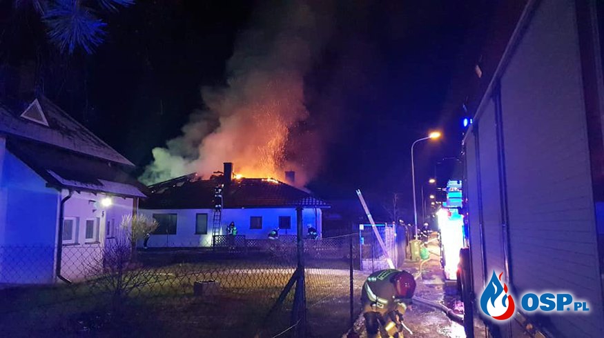 Dach zapadł się podczas pożaru domu w Kobylarni OSP Ochotnicza Straż Pożarna