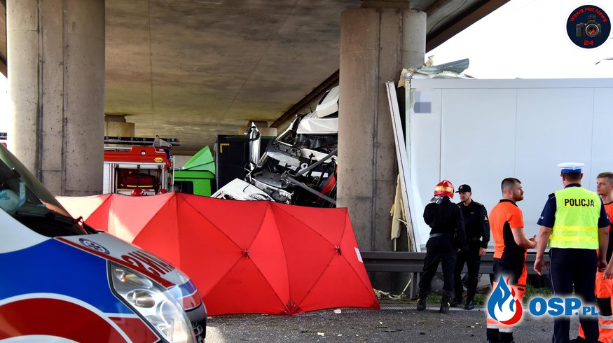 29-letni kierowca nie żyje. Ciężarówka wbiła się w wiadukt na S8. OSP Ochotnicza Straż Pożarna