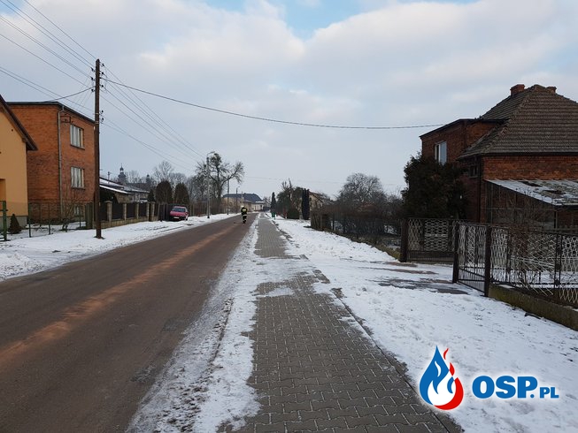 Neutralizacja długiej plamy oleju na ulicy Lipskiej w Lubecku. OSP Ochotnicza Straż Pożarna