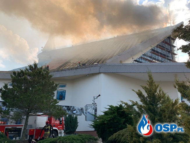 Pożar kościoła w Białymstoku. Z ogniem walczy 10 zastępów strażaków. OSP Ochotnicza Straż Pożarna