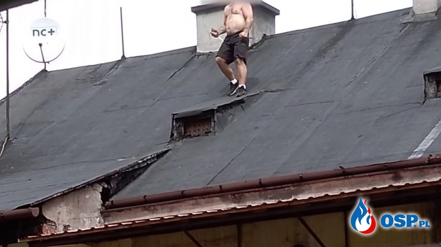 Uzbrojony mężczyzna chciał skoczyć z dachu. Zatrzymali go antyterroryści OSP Ochotnicza Straż Pożarna