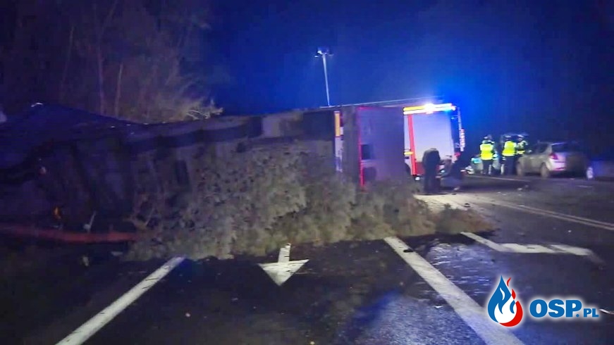 Dwie osoby zginęły w czołowym zderzeniu ciężarówki z busem na Śląsku OSP Ochotnicza Straż Pożarna