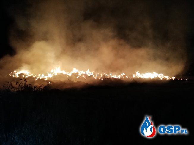 Nocny pożar 6 stert słomy OSP Ochotnicza Straż Pożarna