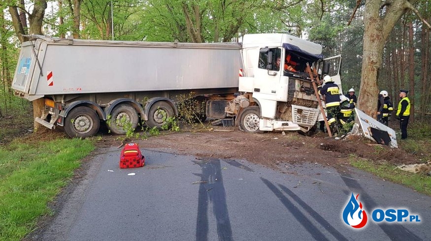Ciężarówka wjechała w drzewo. W akcji śmigłowiec LPR. OSP Ochotnicza Straż Pożarna