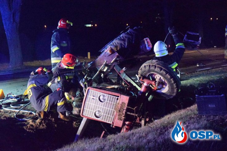 Makabryczny wypadek na Podlasiu. Traktor rozpadł się po zderzeniu, auto stanęło w płomieniach. OSP Ochotnicza Straż Pożarna