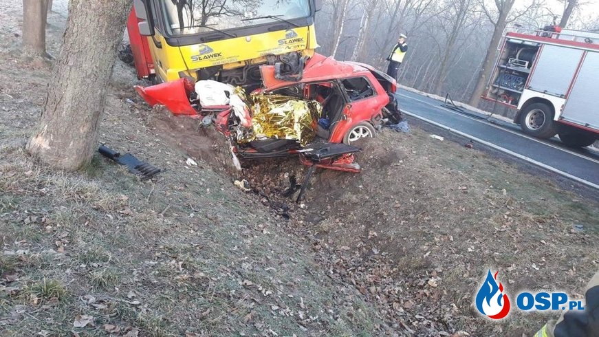 Dwie osoby zginęły w wypadku na DK94. Audi zostało zmiażdżone przez ciężarówkę. OSP Ochotnicza Straż Pożarna