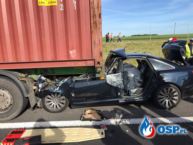 Samochód osobowy wbił się pod ciężarówkę na A1. Jedna osoba zginęła. OSP Ochotnicza Straż Pożarna
