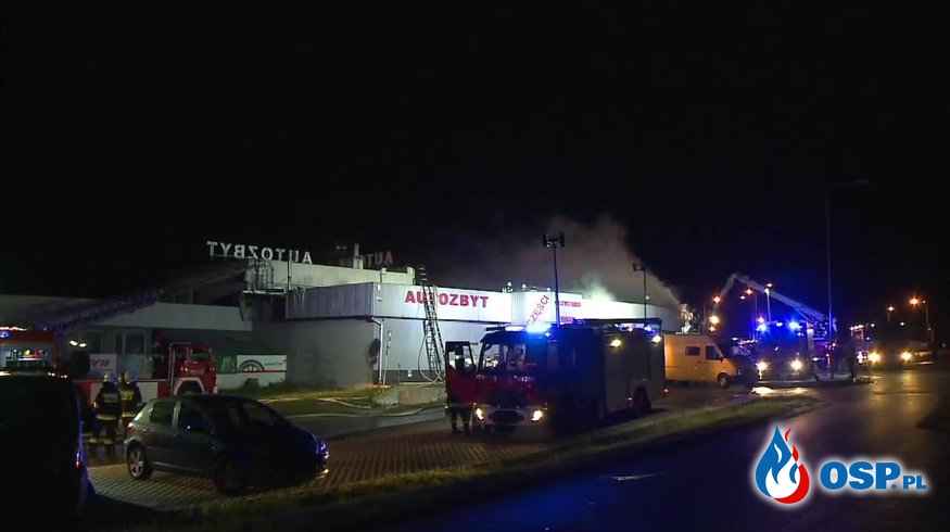 Blisko 120 strażaków gasiło pożar salonu samochodowego OSP Ochotnicza Straż Pożarna
