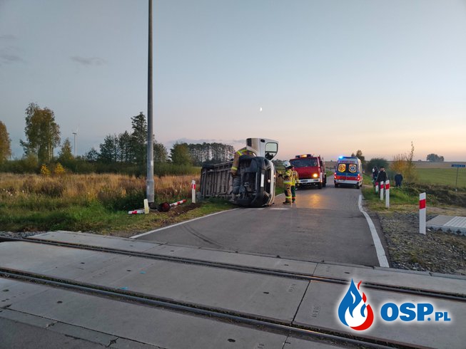 Bus zderzył się z pociągiem w Antonowie. Kierowca trafił do szpitala. OSP Ochotnicza Straż Pożarna