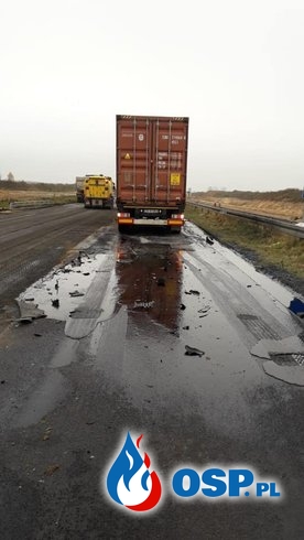 Płynny asfalt wylał się na drogę po zderzeniu ciężarówek OSP Ochotnicza Straż Pożarna