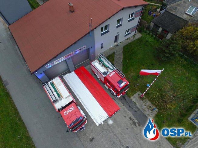 Biało-czerwona flaga ze strażackich węży. To pomysł druhów z Gaszowic i Szczerbic. OSP Ochotnicza Straż Pożarna