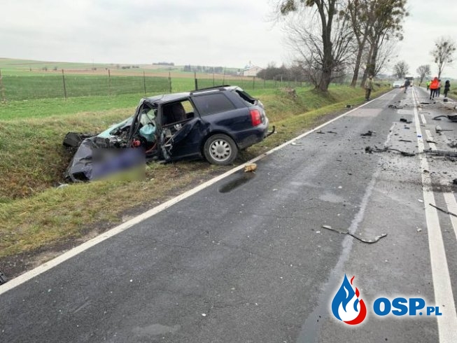Kierowca audi zginął po zderzeniu z ciężarówką. Droga była oblodzona. OSP Ochotnicza Straż Pożarna