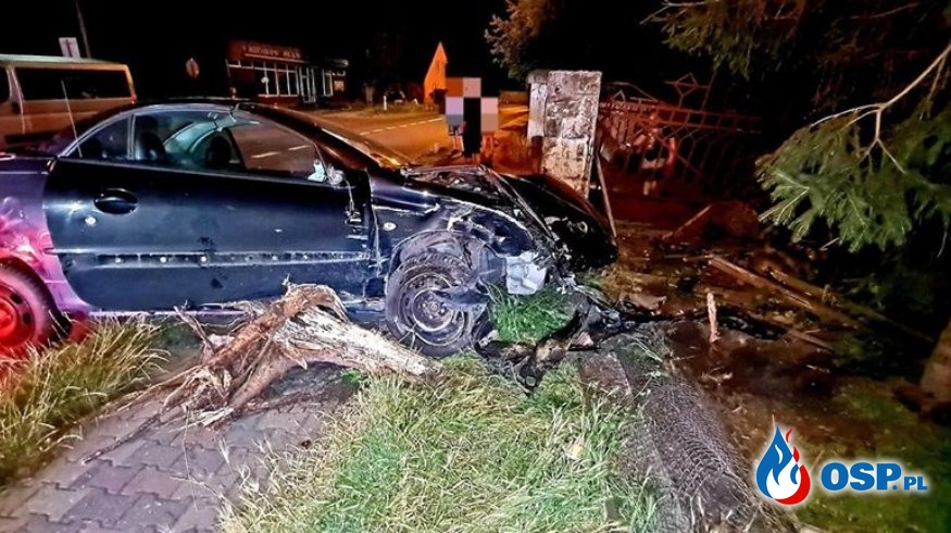 Pijany kierowca peugeota staranował ogrodzenie, po czym uciekł pieszo. Auto było kradzione. OSP Ochotnicza Straż Pożarna