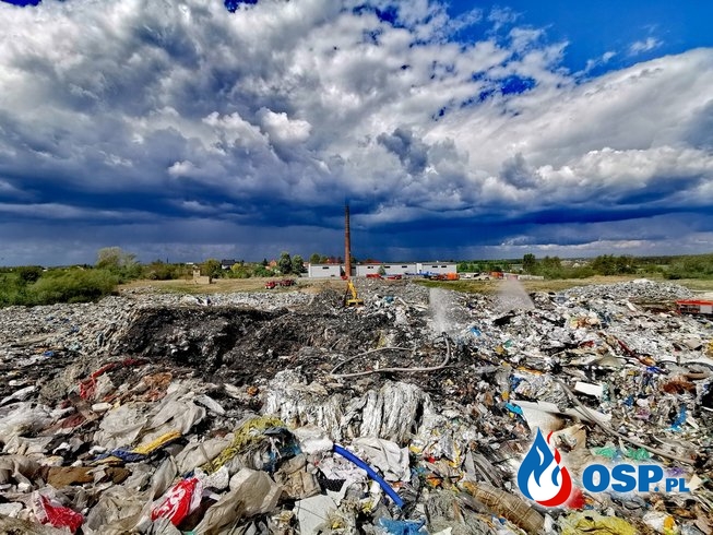 Pożar na nielegalnym składowisku odpadów. OSP Ochotnicza Straż Pożarna