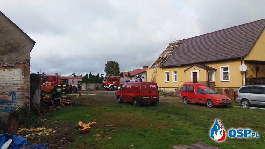 Zerwany dach na budynku mieszkalnym OSP Ochotnicza Straż Pożarna