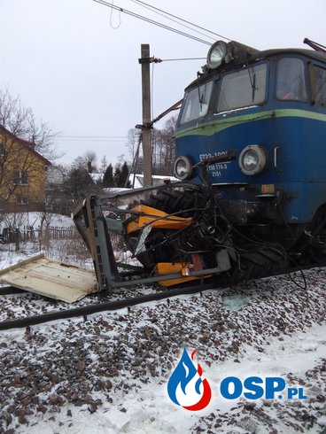 Wypadek ! W Starej Rokitni. Pociąg Uderzył w Ciągnik Rolniczy na Przejeździe kolejowym. OSP Ochotnicza Straż Pożarna
