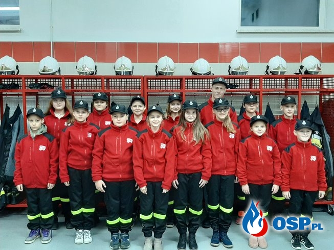 Strażacka młodzież w nowiutkich mundurkach OSP Ochotnicza Straż Pożarna