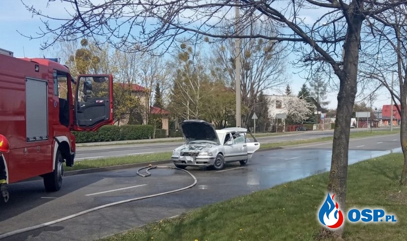 Policjanci uratowali mężczyznę z płonącego samochodu OSP Ochotnicza Straż Pożarna