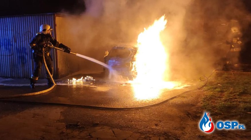 Nocny pożar auta w Karlinie. Wszystko wskazuje na podpalenie. OSP Ochotnicza Straż Pożarna