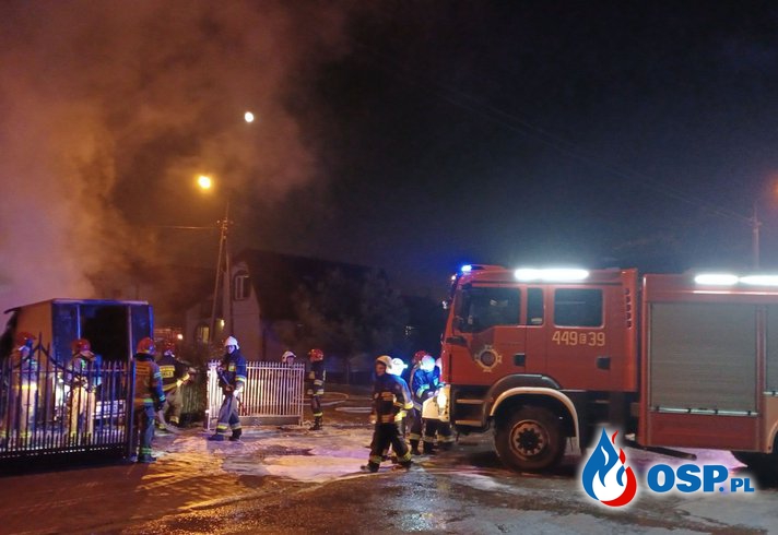 Podpalił auto, ogień przeniósł się na budynek. 26-letni podpalacz jest już w areszcie. OSP Ochotnicza Straż Pożarna