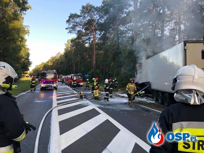 Pożar po zderzeniu auta z ciężarówką. Kierowca osobówki zginął na miejscu. OSP Ochotnicza Straż Pożarna