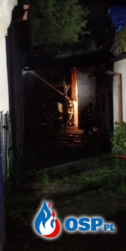 Pożar w Leśnicy. Ogień przeniósł się z budynku gospodarczego na dwa domy. OSP Ochotnicza Straż Pożarna