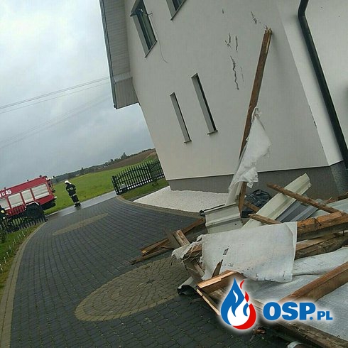 Zerwane poszycie dachowe w miejscowości Granice OSP Ochotnicza Straż Pożarna