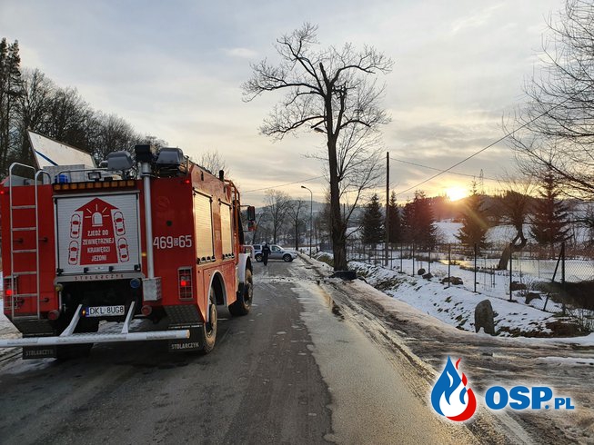 Wypadek samochodu na ul. Pułkownika Józefa Sokola w Nowej Rudzie OSP Ochotnicza Straż Pożarna