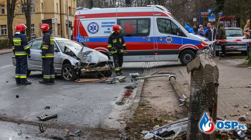 19-latek w BMW wpadł w poślizg i ściął latarnię OSP Ochotnicza Straż Pożarna